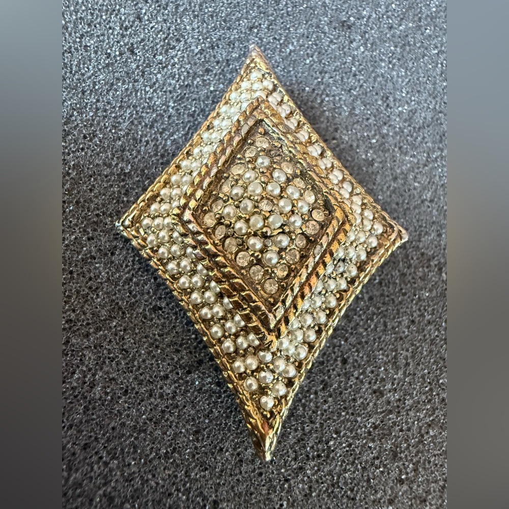 Vintage Gold Tone Clear Crystals‎ Perl’s Large Brooch Pin